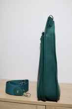 Load image into Gallery viewer, RARE TGM! Hermes Taurillon Clemence Evelyne TGM Malachite Crossbody Bag
