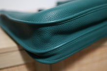 Load image into Gallery viewer, RARE TGM! Hermes Taurillon Clemence Evelyne TGM Malachite Crossbody Bag
