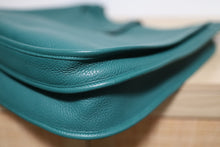 Load image into Gallery viewer, RARE TGM! Hermes Taurillon Clemence Evelyne TGM Malachite Crossbody Bag
