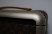 Load image into Gallery viewer, Authentic Louis Vuitton Monogram Horizon 55 Travel Rolling Luggage
