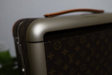 Load image into Gallery viewer, Authentic Louis Vuitton Monogram Horizon 55 Travel Rolling Luggage
