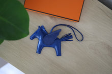 Load image into Gallery viewer, RARE HTF GM SIZE! Hermes Milo Lambskin Lizard Touch Grigri Rodeo Pegase Horse Bag Charm GM Bleu France
